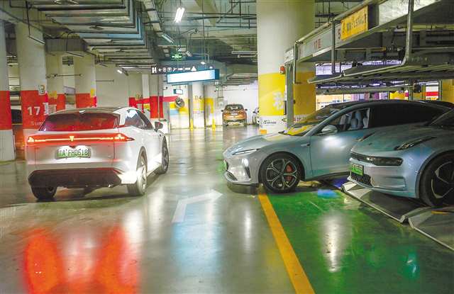 新能源车“太胖” “挤进”机械车位好难