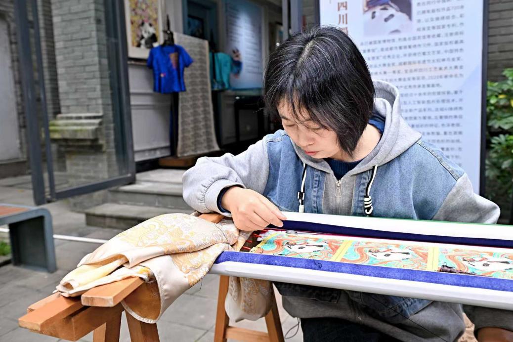 精彩连连人气满满！“焕新蜀锦”活态化沉浸式文化街区氛围感拉满(图8)