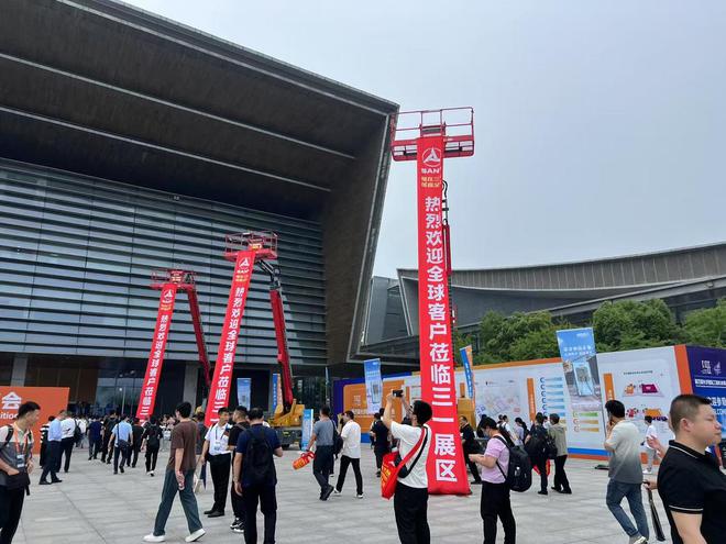新能源“机甲军团”占据C位 海外采购商组团“扫货”｜直击第四届长沙国际工程机械展