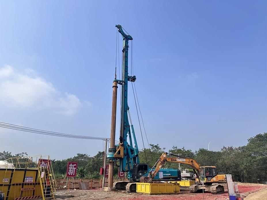 旋转轮式旋挖钻机