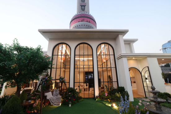 城市地标迎来爆款IP 《恋与深空》把游戏家园“搬”进东方明珠