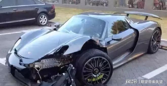 坐36亿飞机戴1000万名表秦奋背景引关注