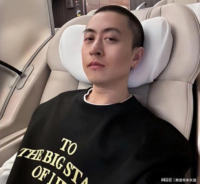 坐36亿飞机戴1000万名表秦奋背景引关注(图2)