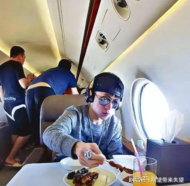 坐36亿飞机戴1000万名表秦奋背景引关注(图5)