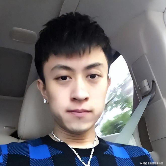 坐36亿飞机戴1000万名表秦奋背景引关注(图6)