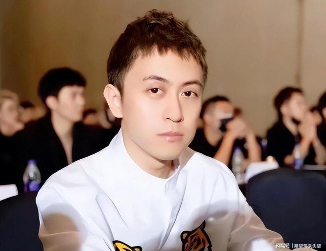 坐36亿飞机戴1000万名表秦奋背景引关注(图13)