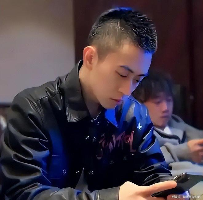 坐36亿飞机戴1000万名表秦奋背景引关注(图12)