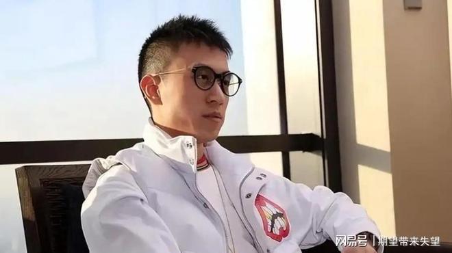 坐36亿飞机戴1000万名表秦奋背景引关注(图18)