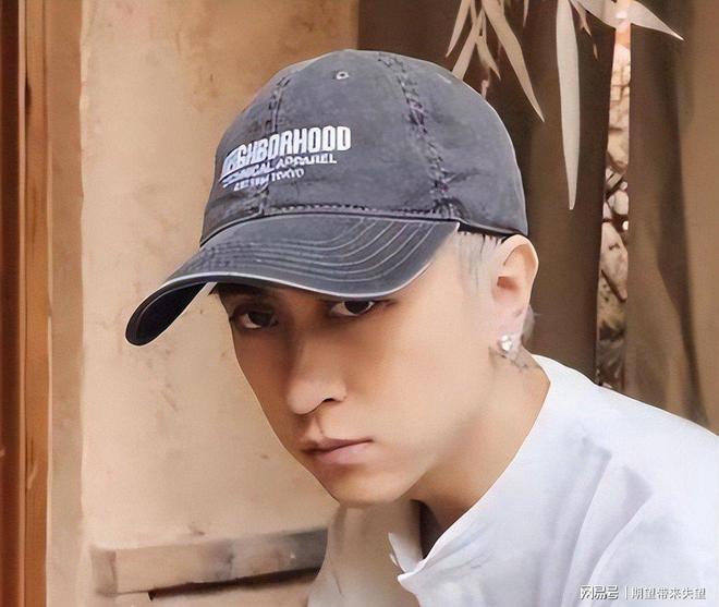 坐36亿飞机戴1000万名表秦奋背景引关注(图16)