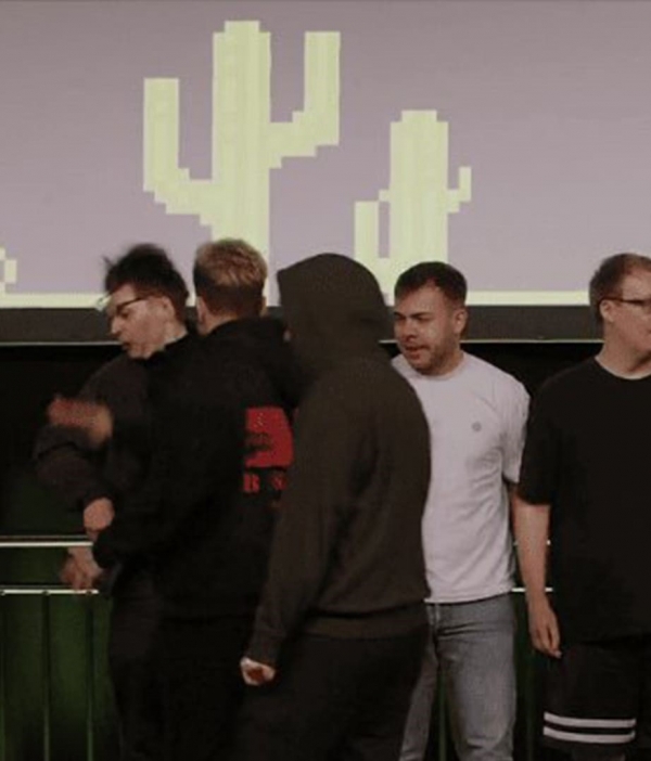 电竞选手输比赛后破防给对手扇一巴掌被官方直接禁赛10年(图1)